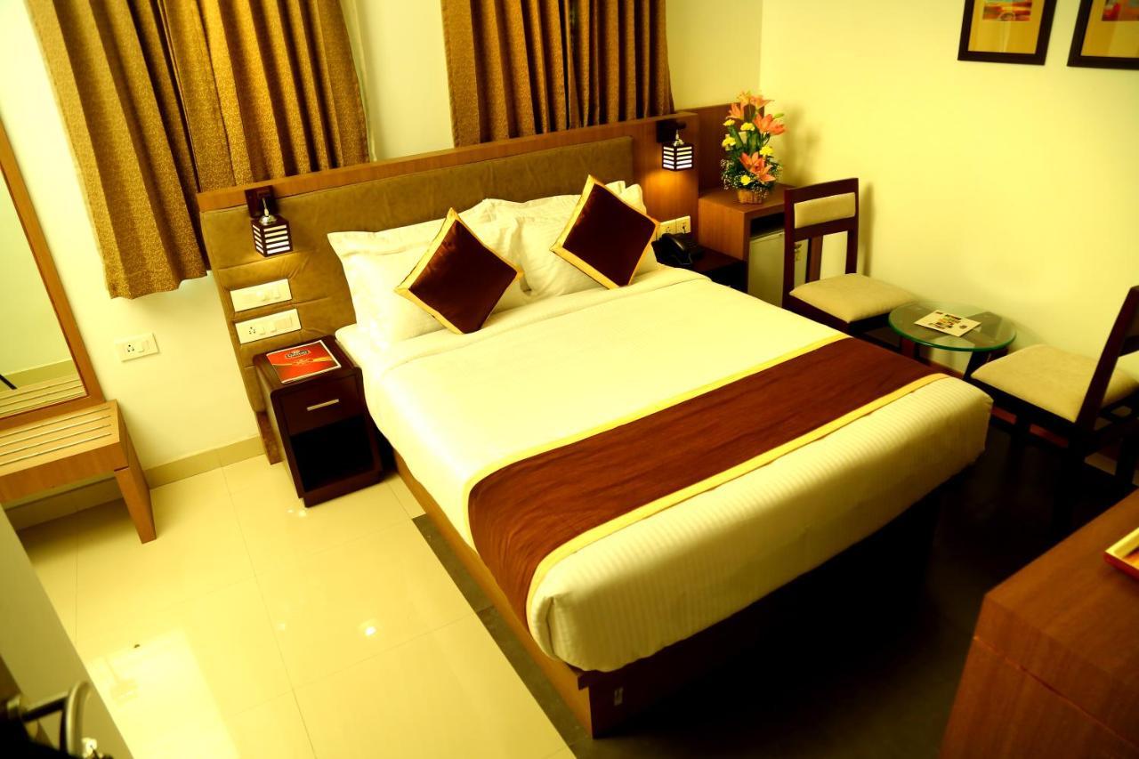 Hotel De Grand Kozhikode Bagian luar foto