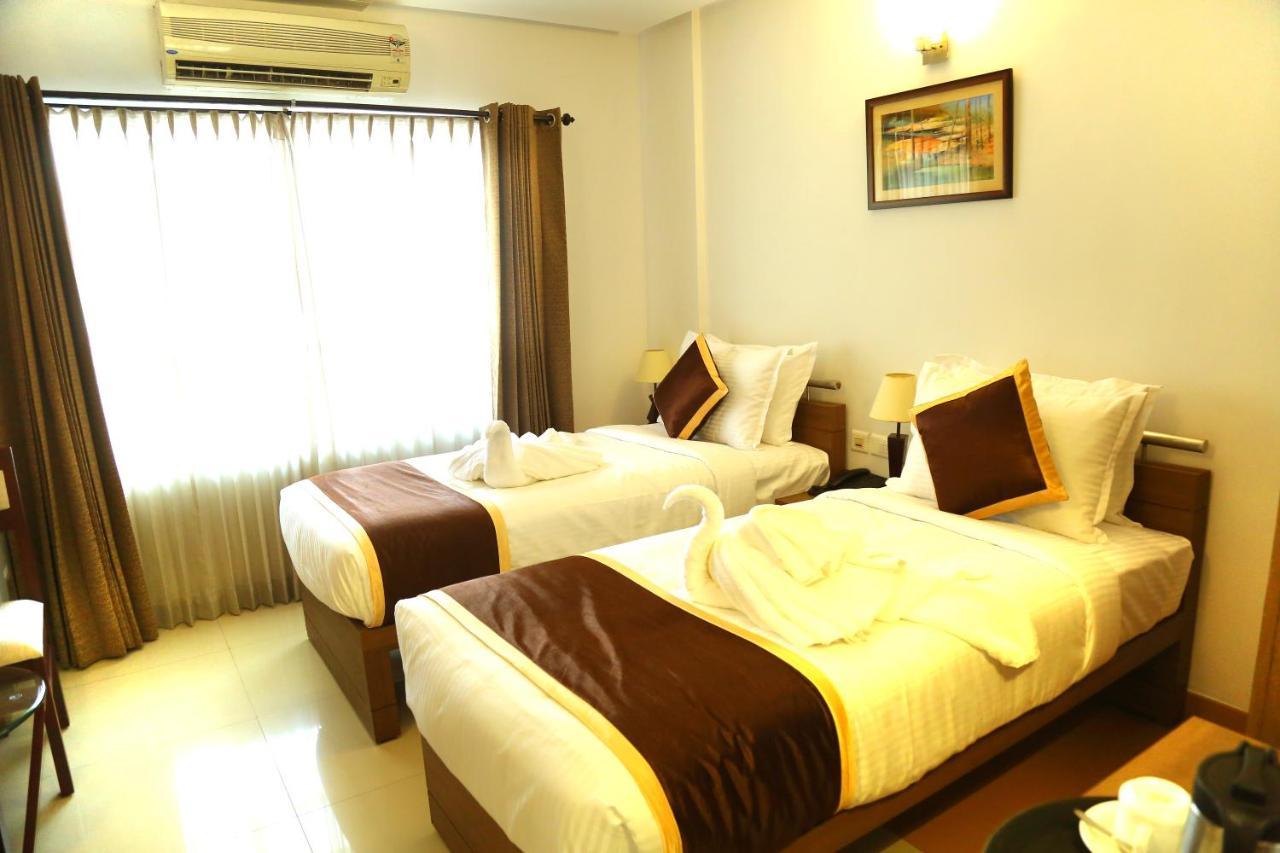 Hotel De Grand Kozhikode Bagian luar foto
