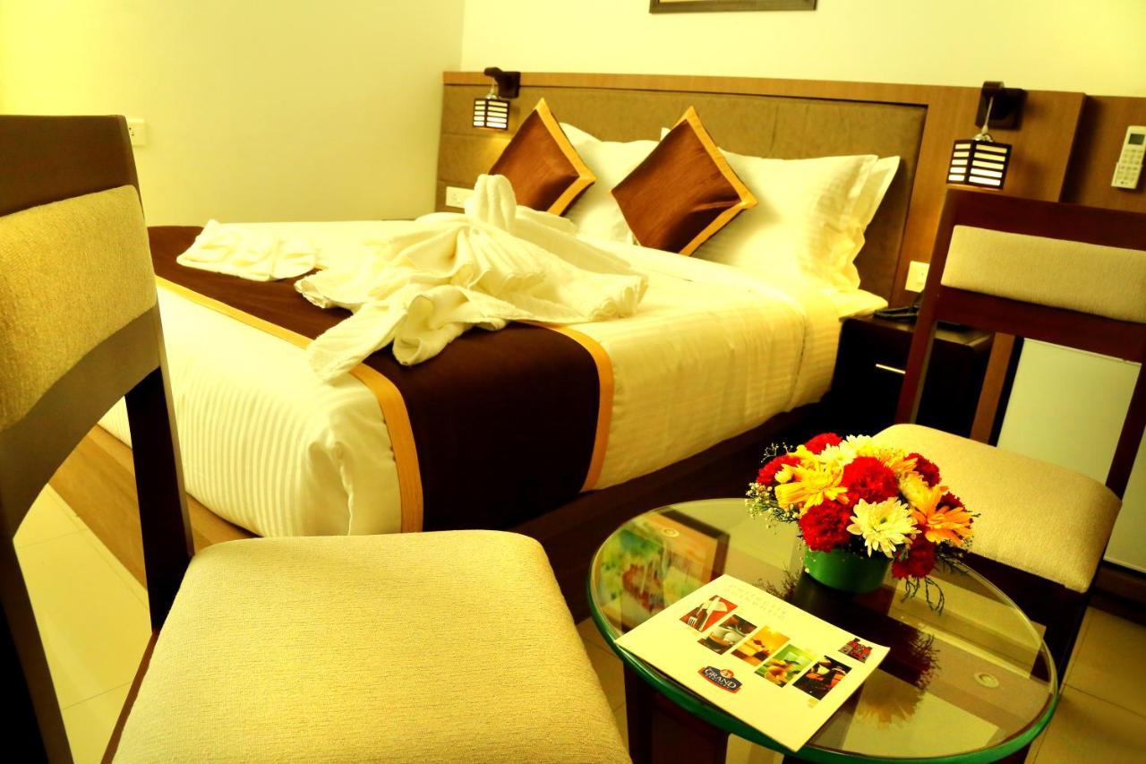 Hotel De Grand Kozhikode Bagian luar foto
