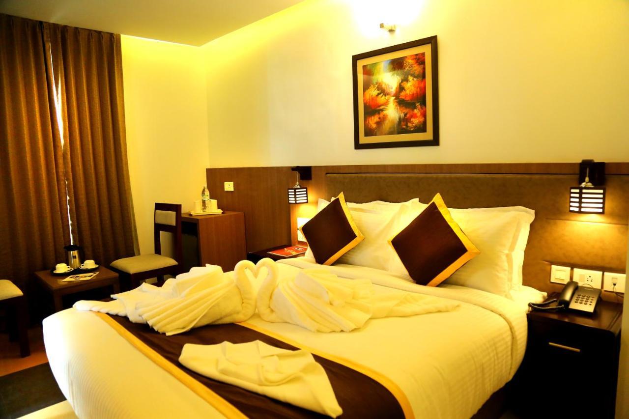 Hotel De Grand Kozhikode Bagian luar foto
