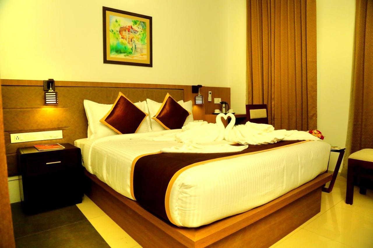 Hotel De Grand Kozhikode Bagian luar foto