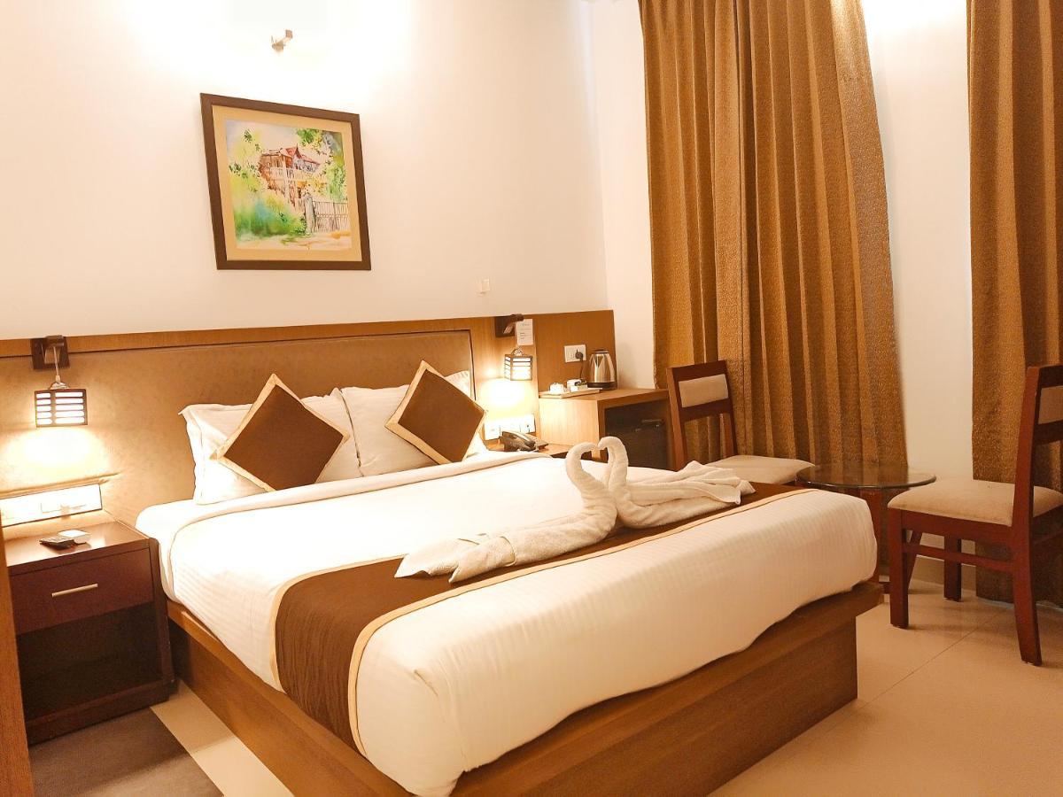 Hotel De Grand Kozhikode Bagian luar foto