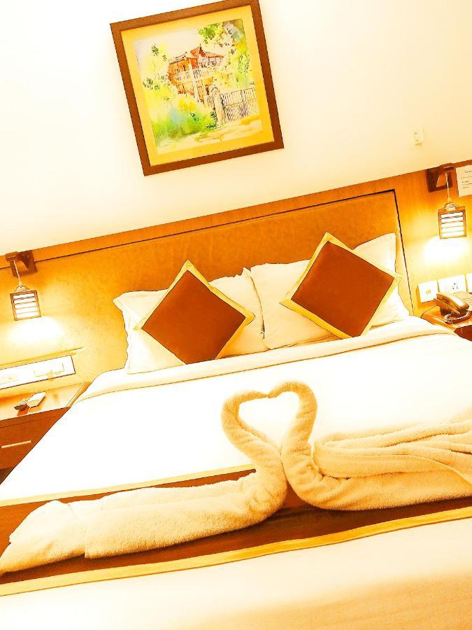 Hotel De Grand Kozhikode Bagian luar foto