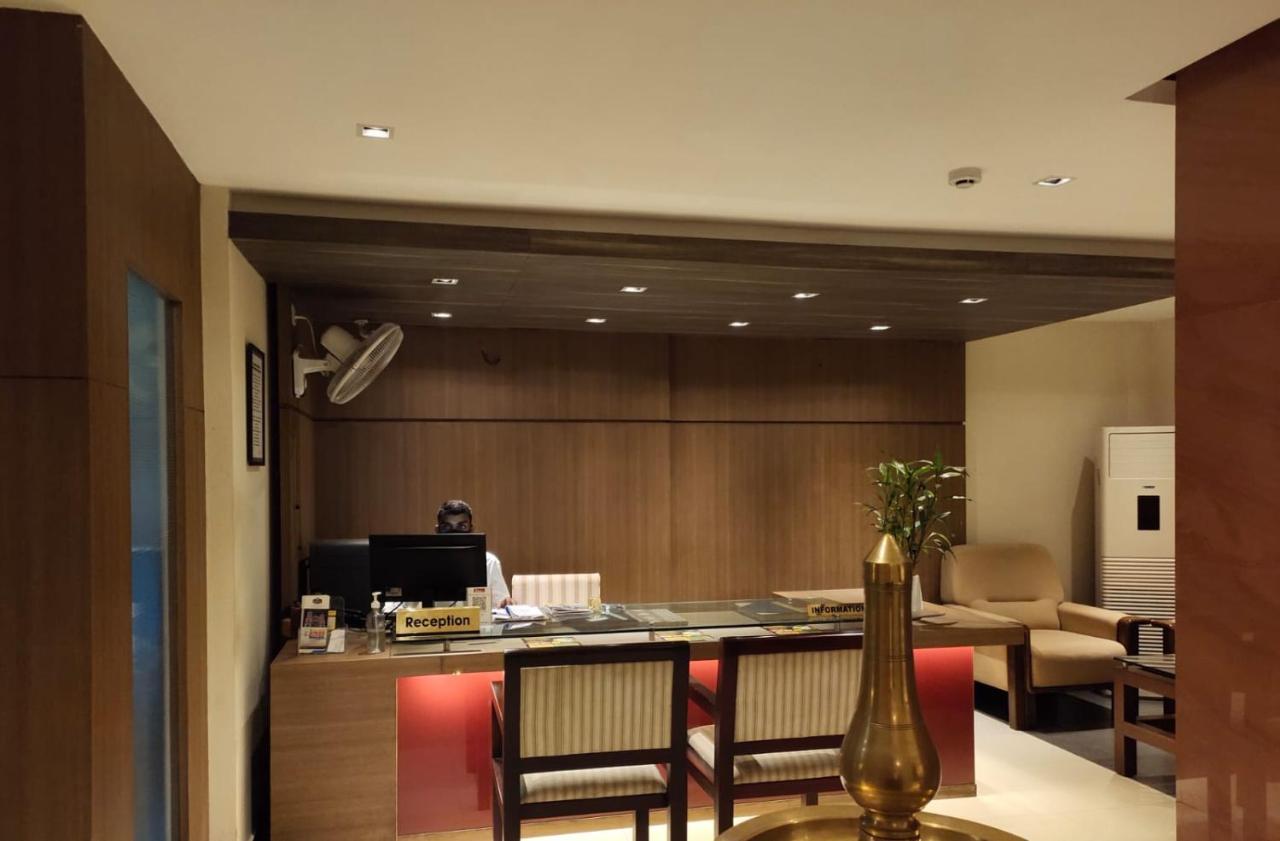 Hotel De Grand Kozhikode Bagian luar foto