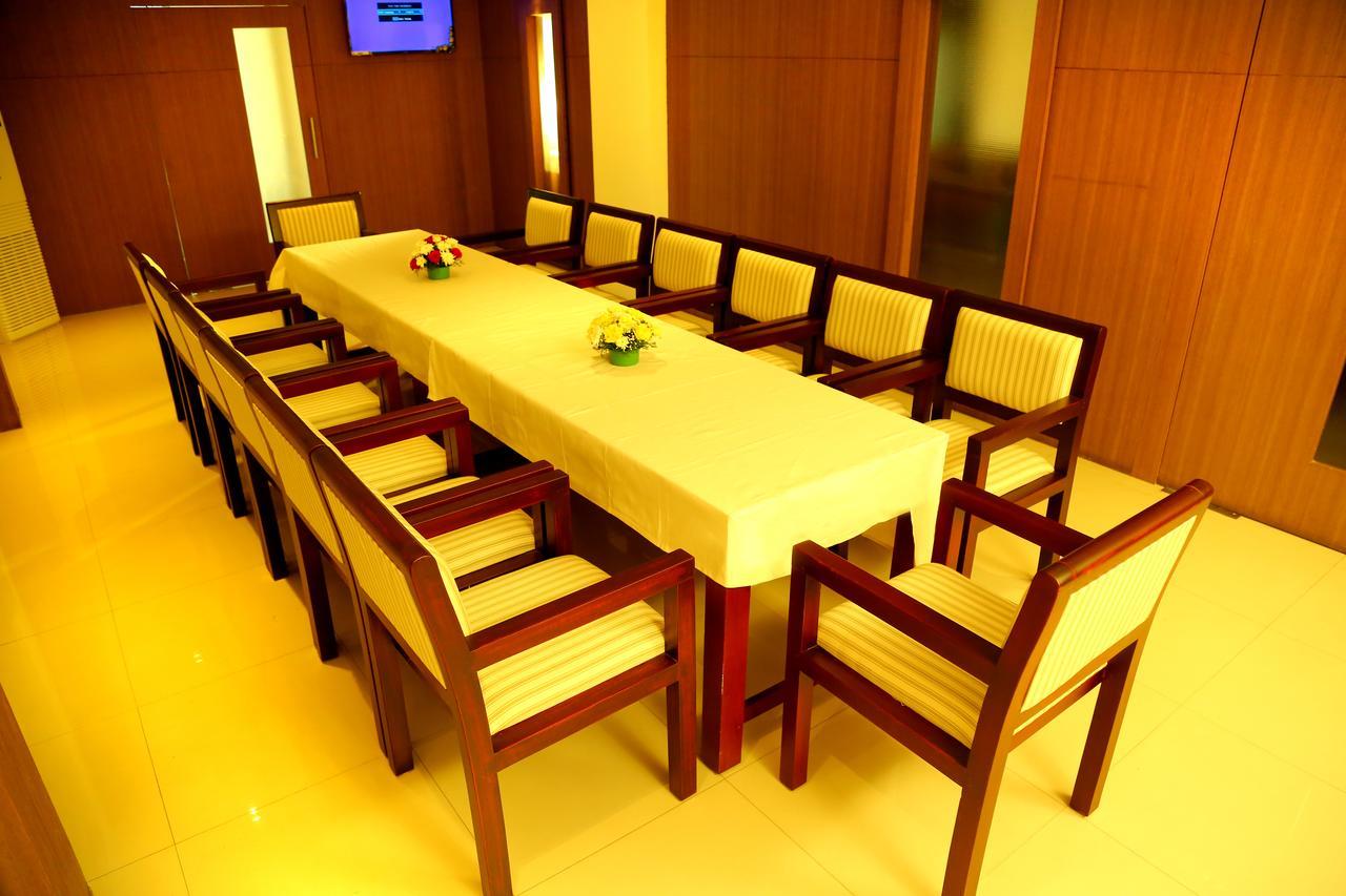 Hotel De Grand Kozhikode Bagian luar foto